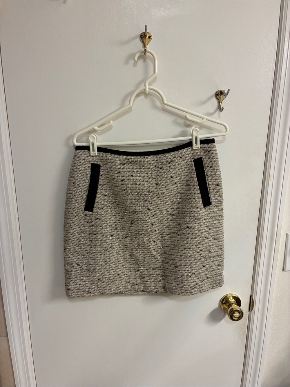 Banana Republic Beige Tweed Mini Skirt with Black Trim Sz 6